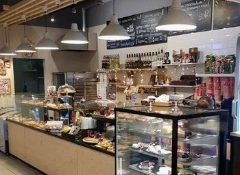 Фудкорт в центре густонаселённого спального района