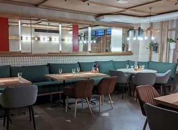 Фудкорт в центре густонаселённого спального района