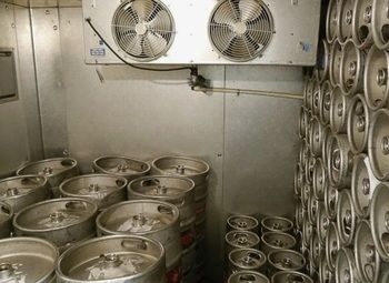 Фото 2 Бар с эксклюзивным пивом и табаком в проходном месте