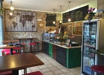 Фото Бар с эксклюзивным пивом и табаком в проходном месте