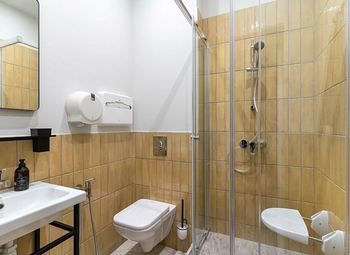 Медицинская клиника на 8 кабинетов / лицензии на всё / 26 сотрудников