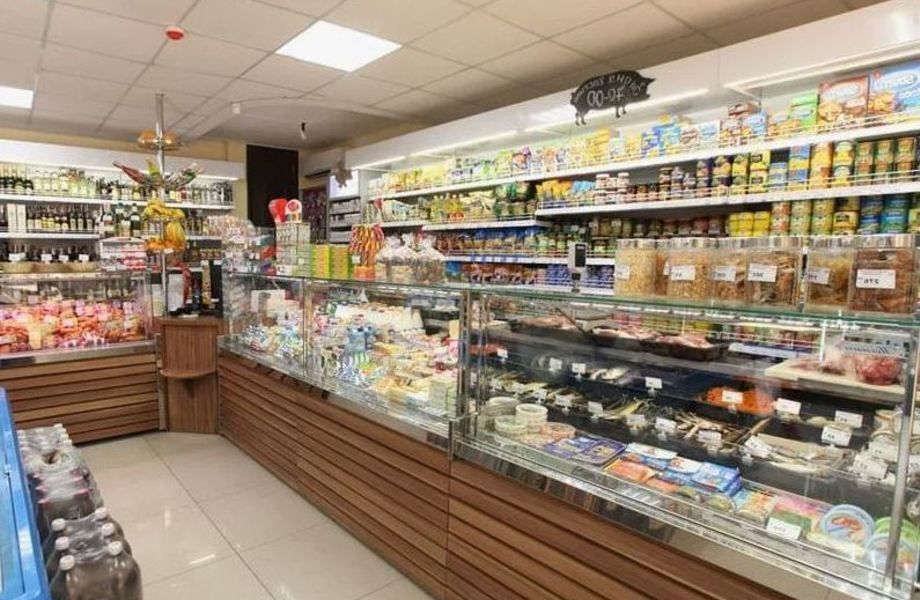 Продуктовый магазин рядом с парком и стадионом.