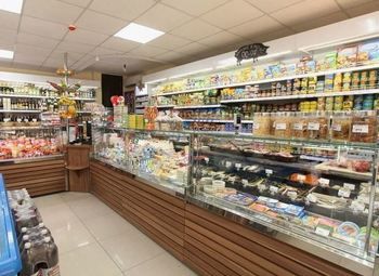 Продуктовый магазин рядом с парком и стадионом.