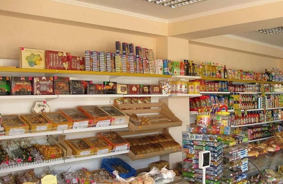 Продуктовый магазин рядом с парком и стадионом.