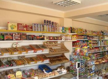 Продуктовый магазин рядом с парком и стадионом.