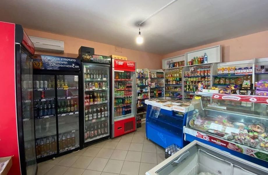 Продуктовый магазин рядом с парком и стадионом.
