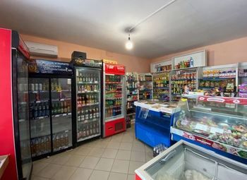 Продуктовый магазин рядом с парком и стадионом.