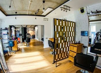 Салон красоты с отдельными кабинетами / 12 сотрудников 