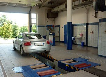 Фото 3 Пункт ТЕХ осмотра на парковке ГИБДД.