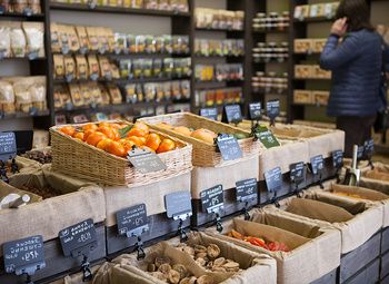 Фото Продуктовый магазин на оживленном трафике