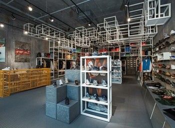 Фото Магазин кроссовок / Рядом с метро