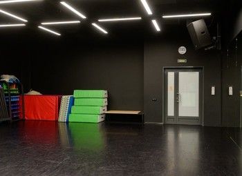 Фото 3 Школа танцев в развивающемся районе