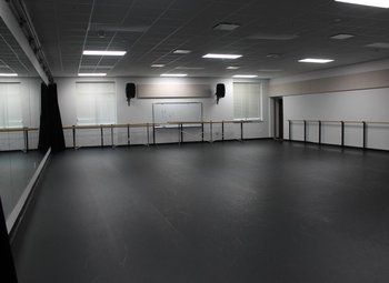 Фото Школа танцев в развивающемся районе