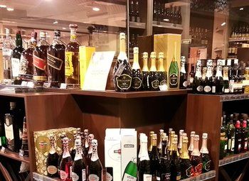 Фото Винный бутик / 9 лет работы / Высокий клиентский трафик