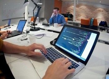 Группа Компаний / По продаже IT- продуктов 