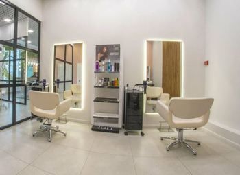 Парикмахерская в Петергофе на 2 места