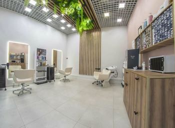 Парикмахерская в Петергофе на 2 места