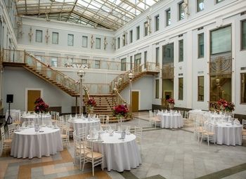 Банкетные залы около Дворца бpaкocoчетания 