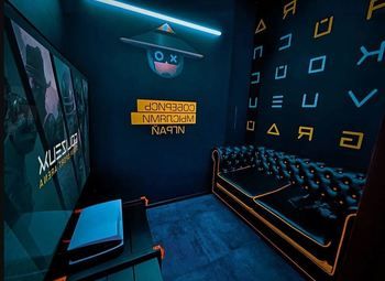 Двухэтажный компьютерный клуб в центре города.