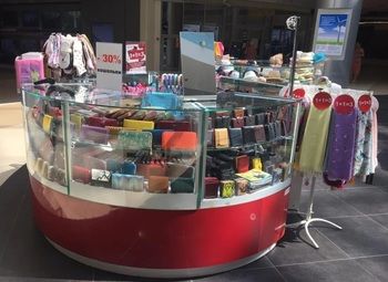 Фото Островок сезонных товаров в крупном ТЦ