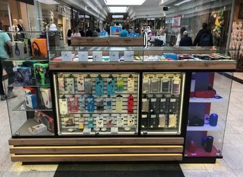 Магазин аксессуаров для телефонов / В крупном ТРК