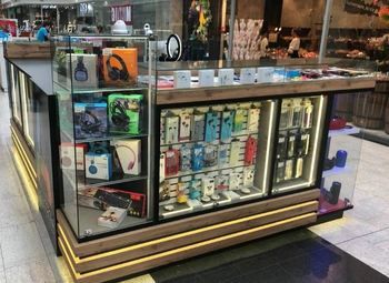 Магазин аксессуаров для телефонов / В крупном ТРК