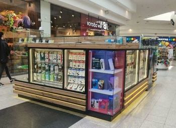 Магазин аксессуаров для телефонов / В крупном ТРК