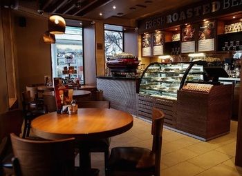 Фото Кофейня с постоянным трафиком вблизи станции метро