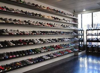 Магазин кроссовок и футбольных бутс в центре Санкт-Петербурга