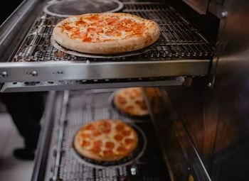 Пиццерия в ТЦ со своей кухней