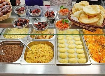 Фото Столовая с персоналом и прибылью