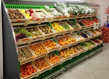 Продуктовый магазин 24 часа в крупном жилом комплексе 