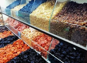 Продуктовый магазин 24 часа в крупном жилом комплексе 