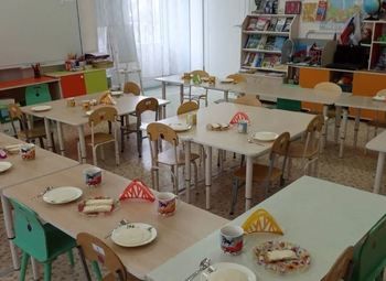 Большой детский сад в современном районе.