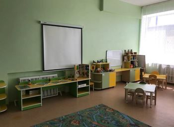 Большой детский сад в современном районе.