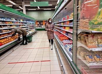 Фото Продуктовый магазин в жилом районе в многоэтажке