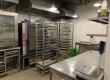 Кофейня у метро с высоким трафиком 