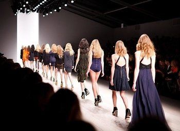 Онлайн магазин женской одежды с товарным остатком на 7 500 000 рублей.