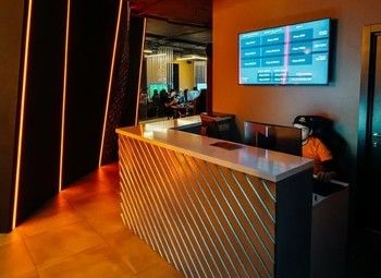 Компьютерный клуб  с дизайнерским ремонтом в топовой локации 