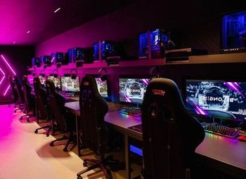 Компьютерный клуб  с дизайнерским ремонтом в топовой локации 