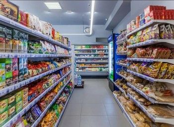 Фото Продуктовый магазин в проходном месте, в жилом массиве