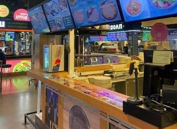 Корнер в большом ТЦ / Центр города