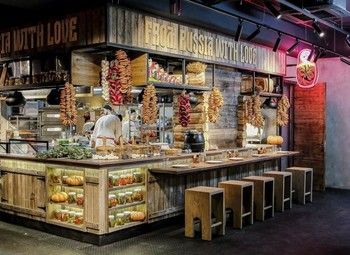 Корнер в большом ТЦ / Центр города