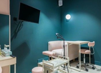 Фото Салон красоты с отдельным кабинетом под массаж или ресницы