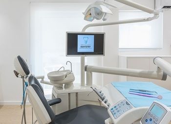 Фото Новая стоматология в центре с лицензией на хирургию