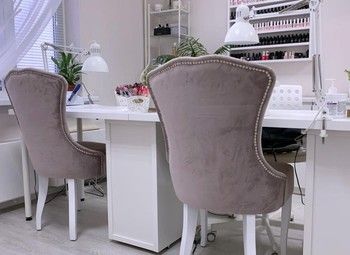 Студия маникюра с мастерами, оборудованием и мебелью