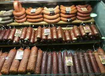 Магазин мясных деликатесов в центре города