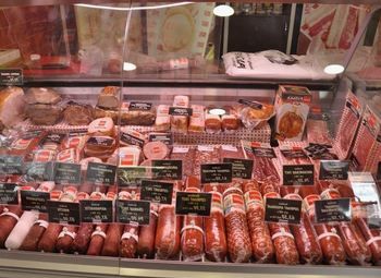 Магазин мясных деликатесов в центре города