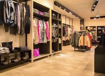Фото Магазин одежды в крупном ТЦ