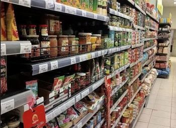 Продуктовый магазин 24/7 в спальном районе